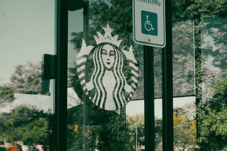 Marca figurativa do Starbucks em vitrine
