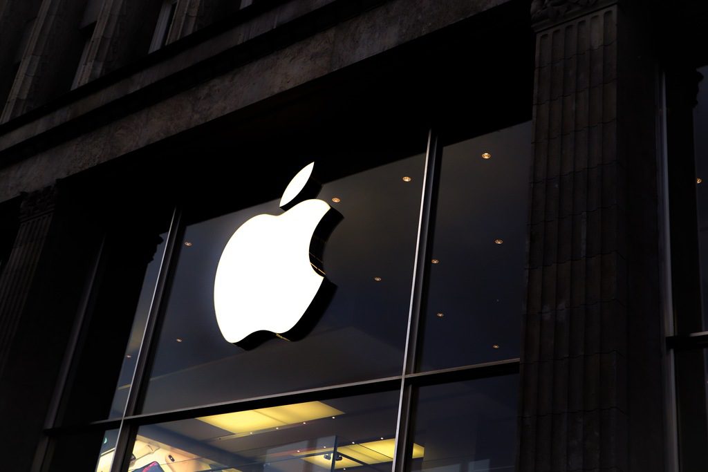 Marca figurativa da Apple, uma maçã mordida, em fachada de loja