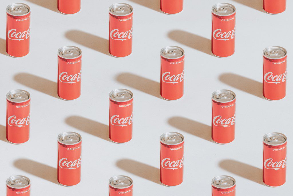 Várias latinhas de coca-cola, simbolizando brand equity