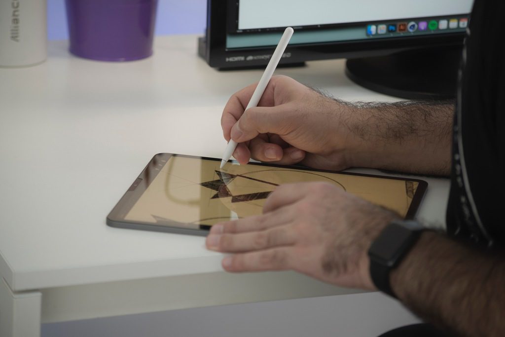 Homem desenhando em tablet, simbolizando desenho industrial e marca tridimensional