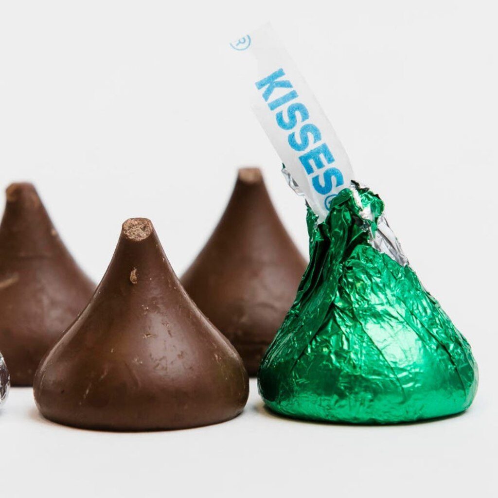 Marca tridimensional de chocolates kisses, da Hersheys, que é em formato de gota envolto em alumínio, cujo exemplo da foto é alumínio na cor verde