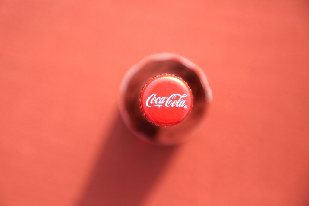 Logotipo da Coca Cola, que contém um símbolo de marca registrada à direita