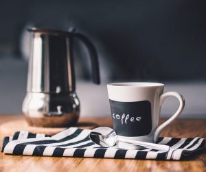 Foto de um café simples em uma mesa, sem uma marca, ilustrando um café sem o registro de marca.